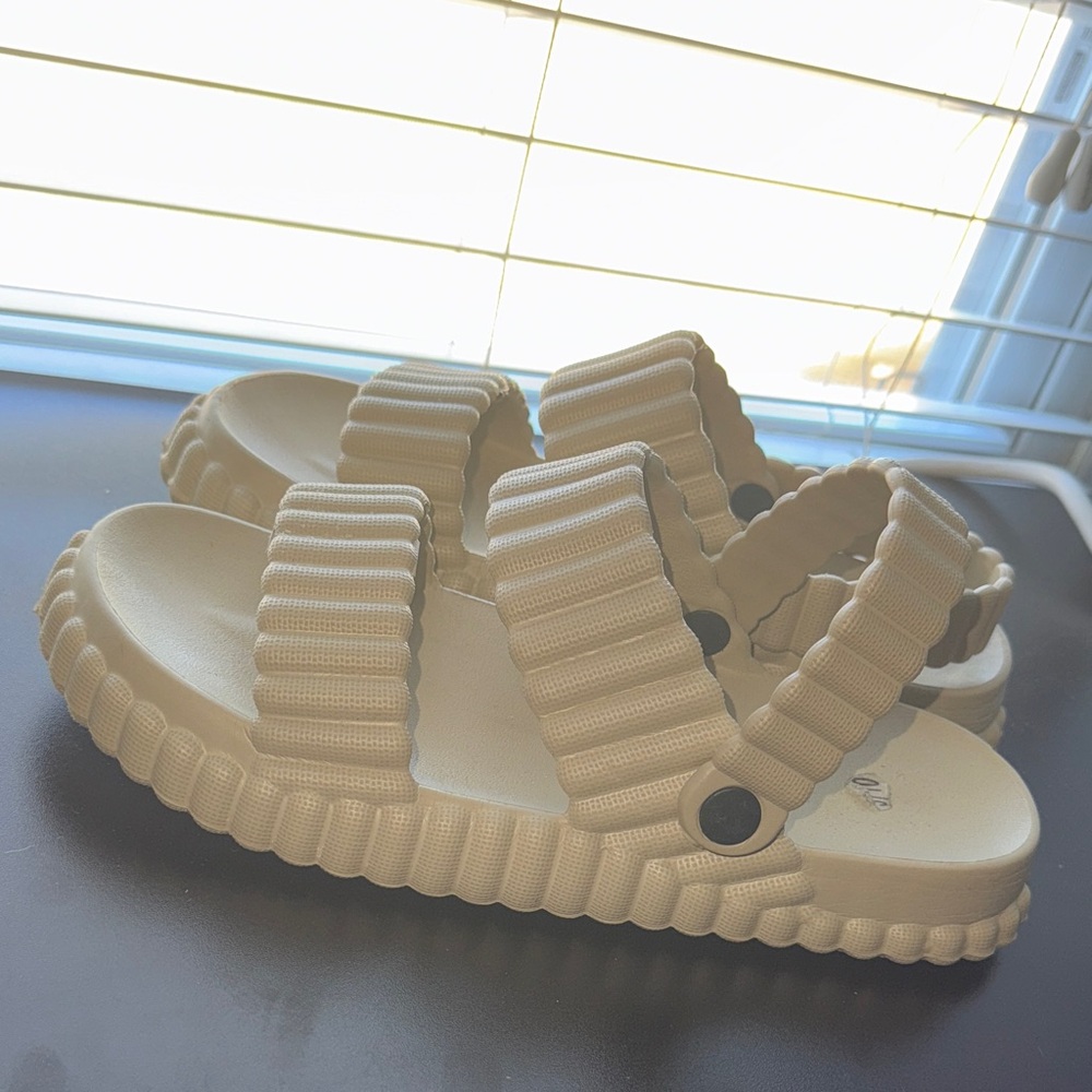 Kids Tan Ribbed Sandals